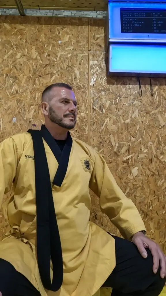 Taekwondo Athens – Ο δάσκαλος σε προφίλ με στολή και ζώνη