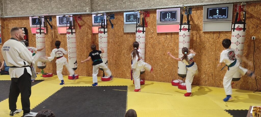 Taekwondo Athens – Αθλητές προπονούνται κλωτσώντας σάκους με τον προπονητή