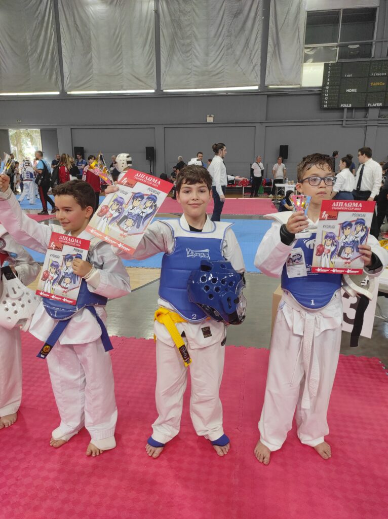 Taekwondo στην Αθήνα – Γκρουπ αθλητριών και αθλητών με κύπελλα, μετάλλια και διπλώματα συμμετοχής