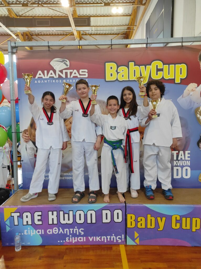 Taekwondo στην Αθήνα – Παιδιά του συλλόγου ποζάρουν ως ομάδα με μετάλλια και διπλώματα