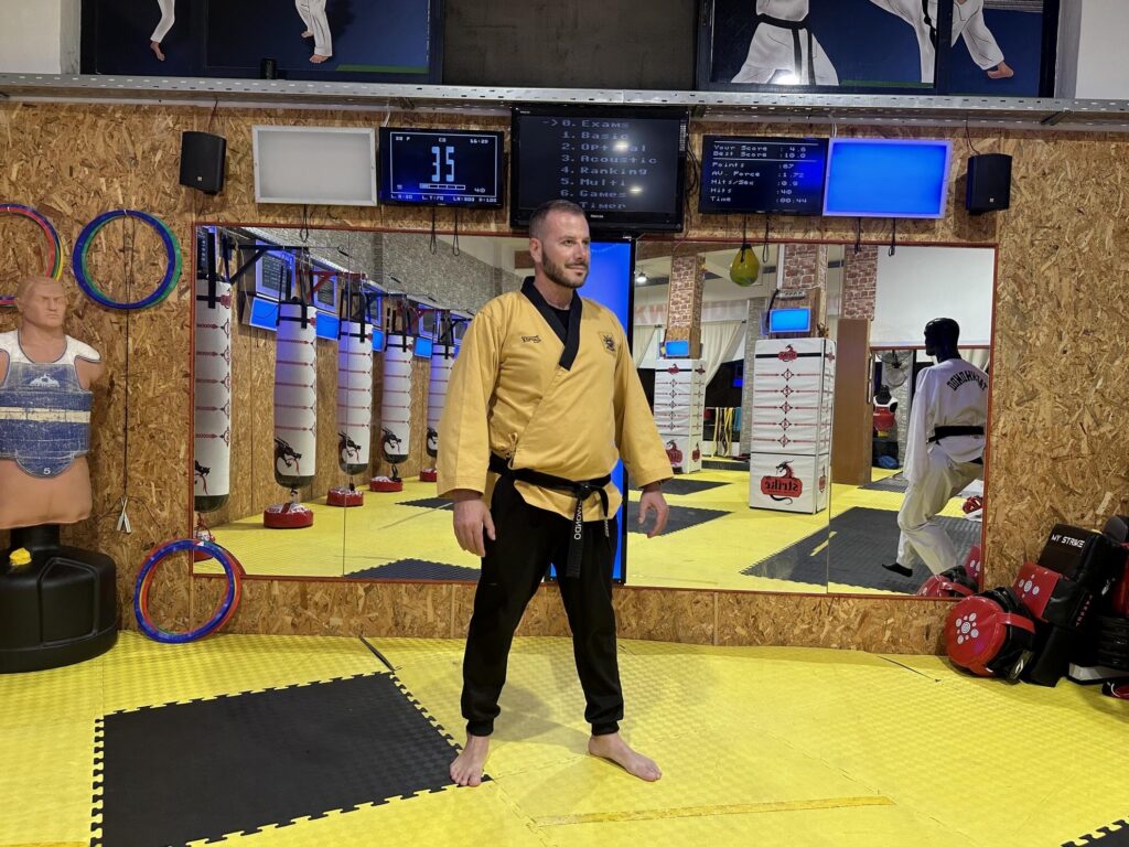 Taekwondo στην Αθήνα – Ο δάσκαλος στο κέντρο του χώρου προπόνησης με τεχνολογία MFS