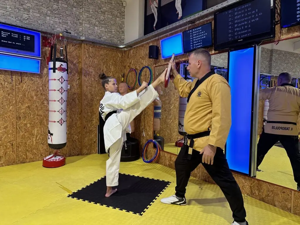 Taekwondo Athens – Αθλήτρια εκτελεί εντυπωσιακό λάκτισμα με τον δάσκαλο να κρατάει στόχο
