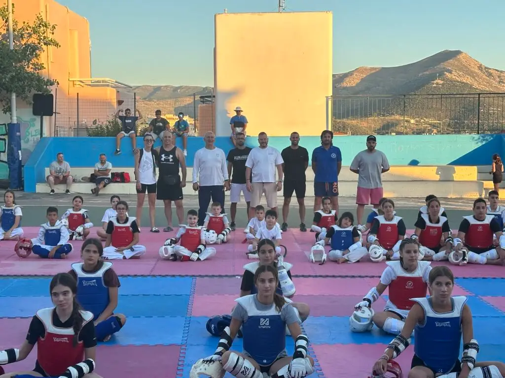 : Taekwondo στην Αθήνα – Ομάδα αθλητών καθισμένη στο τατάμι σε προπονητικό camp
