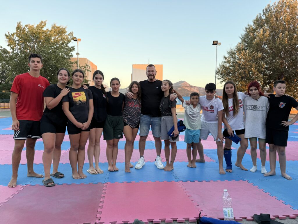 Taekwondo στην Αθήνα – Δάσκαλος με αθλητές σε προπονητικό camp