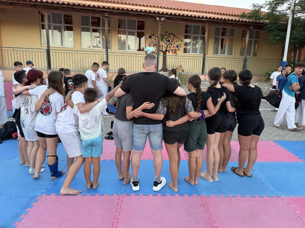 στην Αθήνα – Αθλητές και δάσκαλος αγκαλιά σε προπονητικό camp