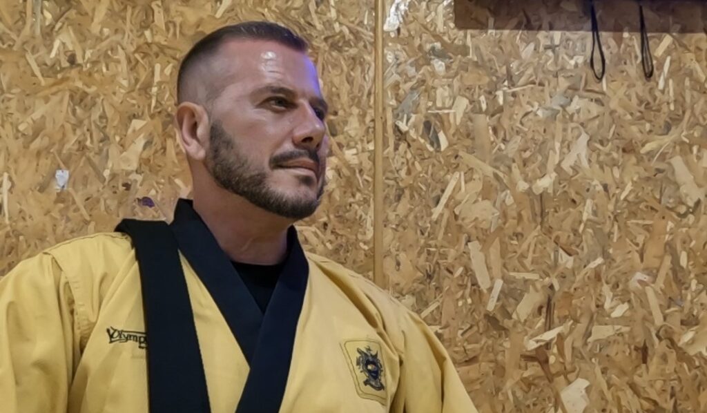 Βασίλης Τασιόπουλος δάσκαλος Taekwondo στην Αθήνα με στολή και μαύρη ζώνη