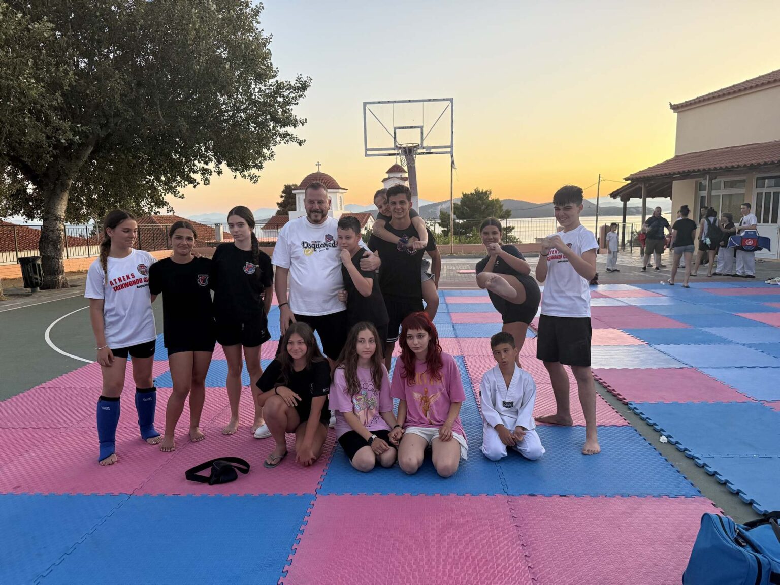 Taekwondo Παγκράτι Γούβα – Αθλητές σε καλοκαιρινό camp με τον προπονητή