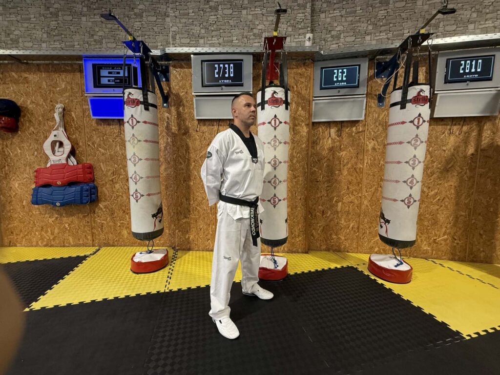 Taekwondo Παγκράτι Γούβα – Προπονητής Σταύρος Ορφανός σε προπόνηση